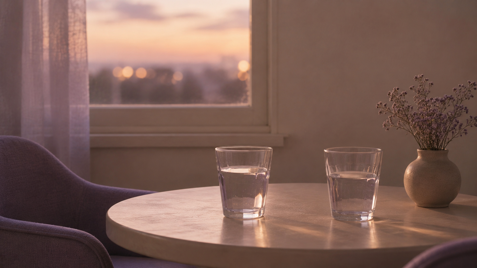 Dos personas conversando relajadamente en un sofá con luz cálida de tarde